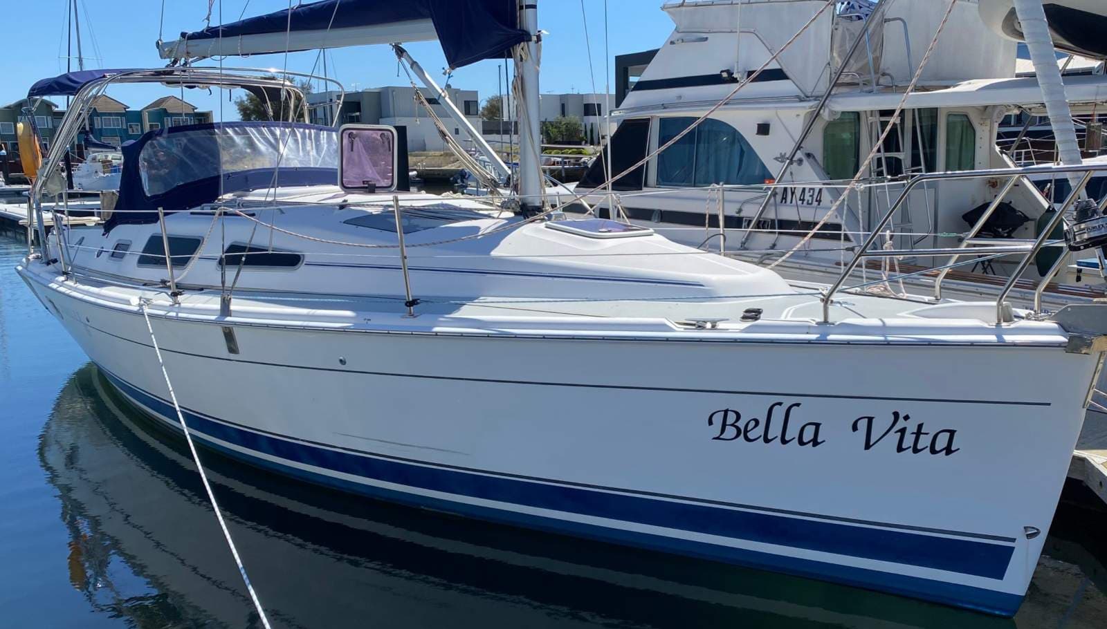 Hunter 33 yacht listing